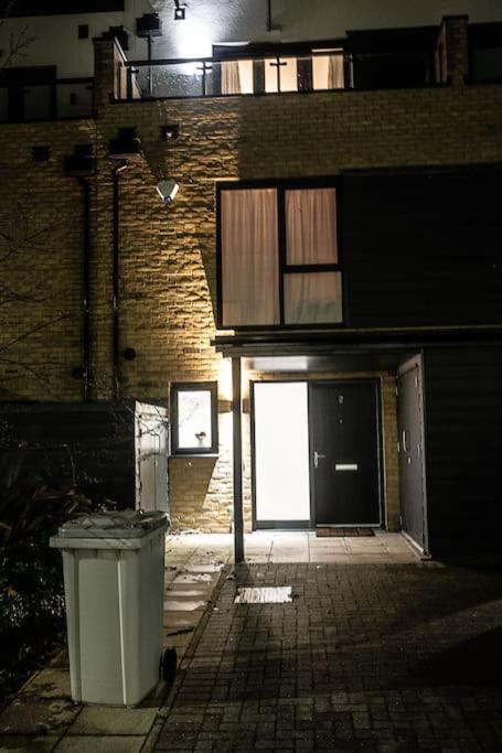 Exquisite Cozy House, Close To Train Station And Amenities Harold Wood Exterior foto