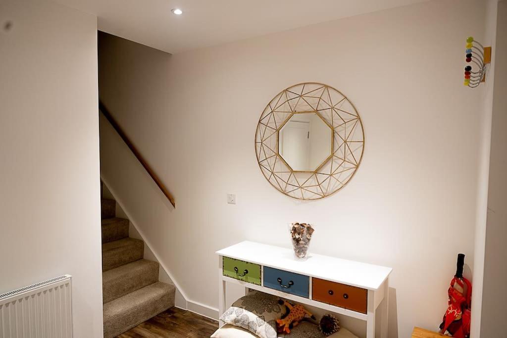 Exquisite Cozy House, Close To Train Station And Amenities Harold Wood Exterior foto